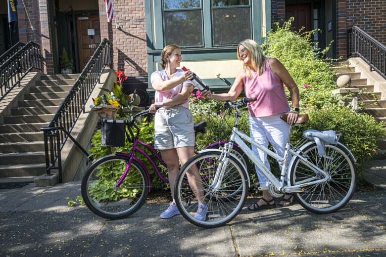 Guests with bikes in front of the hotel